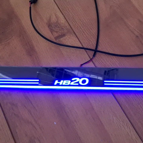 Soleira de LED com efeito dinâmico Hyundai HB20